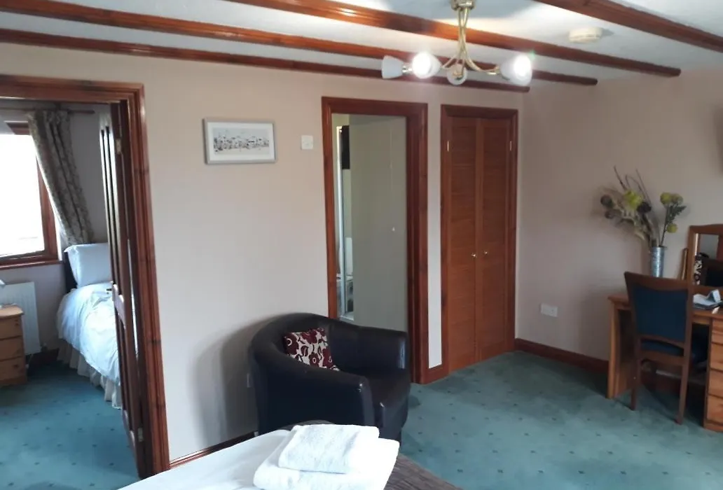 Crown House & Lodges B&B-1